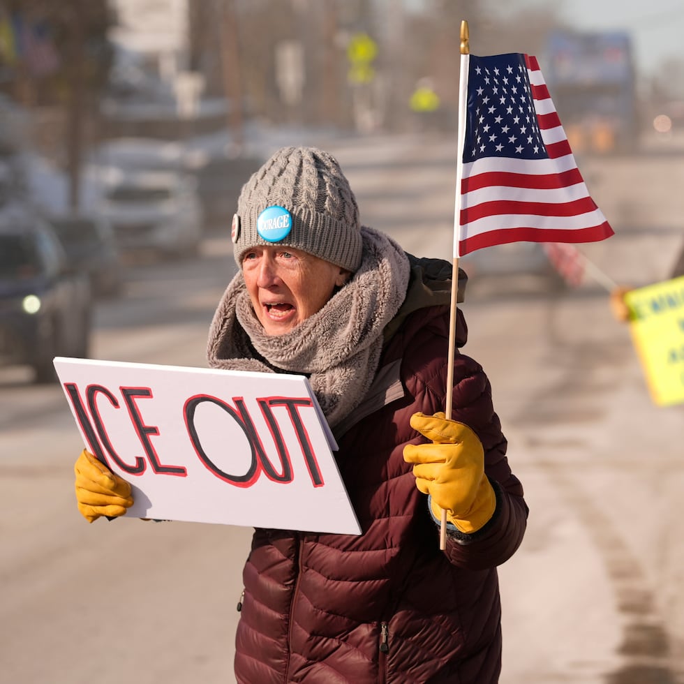 Mills, al igual que alcaldes, líderes de distritos escolares y numerosas organizaciones comunitarias, se ha expresado en contra. Aseguró que “no son bienvenidas” las acciones migratorias agresivas que socavan los derechos civiles.