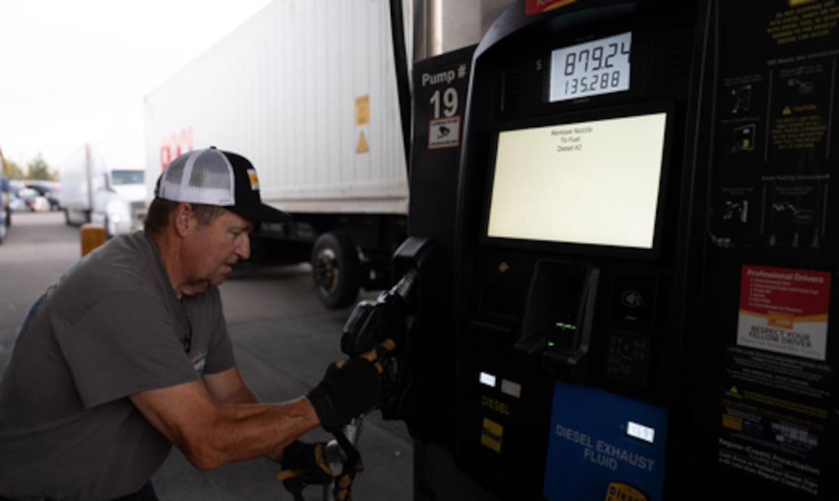 ¿Por qué la gasolina en Estados Unidos cuesta un 52% más que antes de la guerra con Irán?