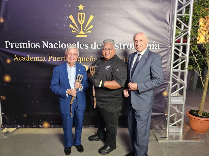 Chef Ivan Clemente, center, is the founder of the Kennedy Dining Room. He is accompanied by Rafael Ansón (on the left), president of the Ibero-American Academy of Gastronomy, and José Carlos de Santiago, president of the Excelencias Group and representative of the Ibero-American Academy of Gastronomy.