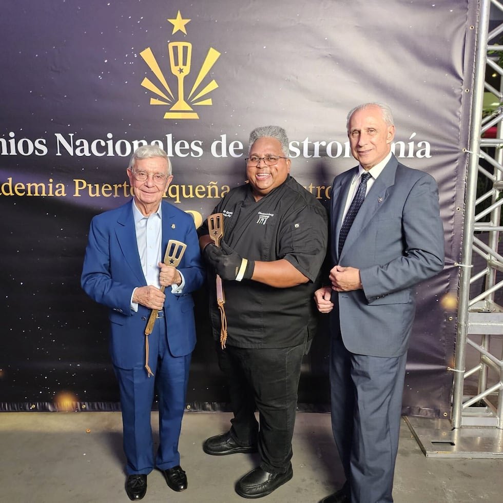 Chef Iván Clemente, center, is the founder of the Kennedy Dining Room. He is accompanied by Rafael Ansón (on the left), president of the Ibero-American Academy of Gastronomy, and José Carlos de Santiago, president of the Excelencias Group and representative of the Ibero-American Academy of Gastronomy.