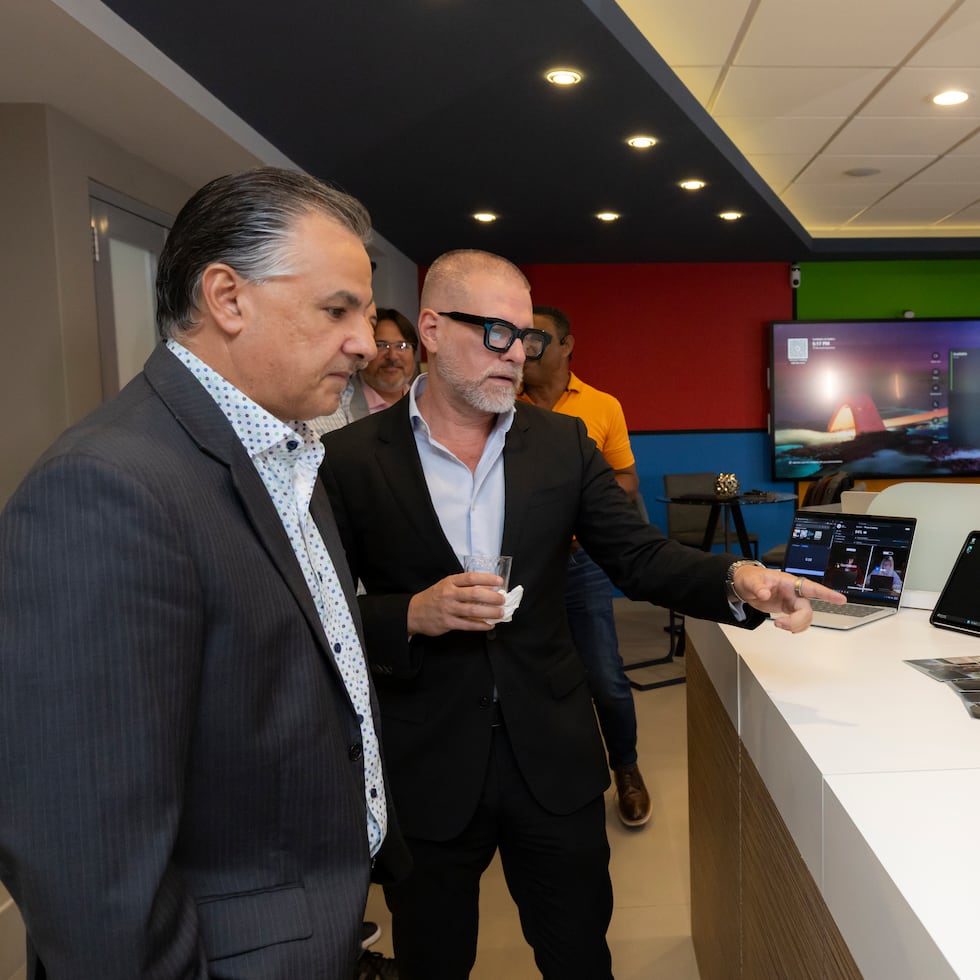 A la izquierda, Efraín Huertas, director de Tecnología del Departamento de Asuntos del Consumidor DACO), junto a Alexis Cervoni, de Computer Inn.