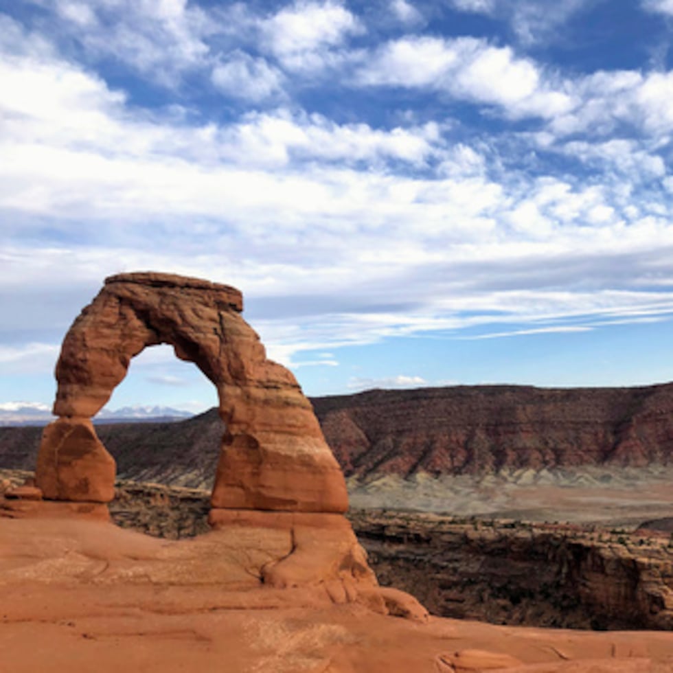 El parque, famoso por sus decenas de arcos naturales de arenisca, recibe más de un millón de visitantes al año.
