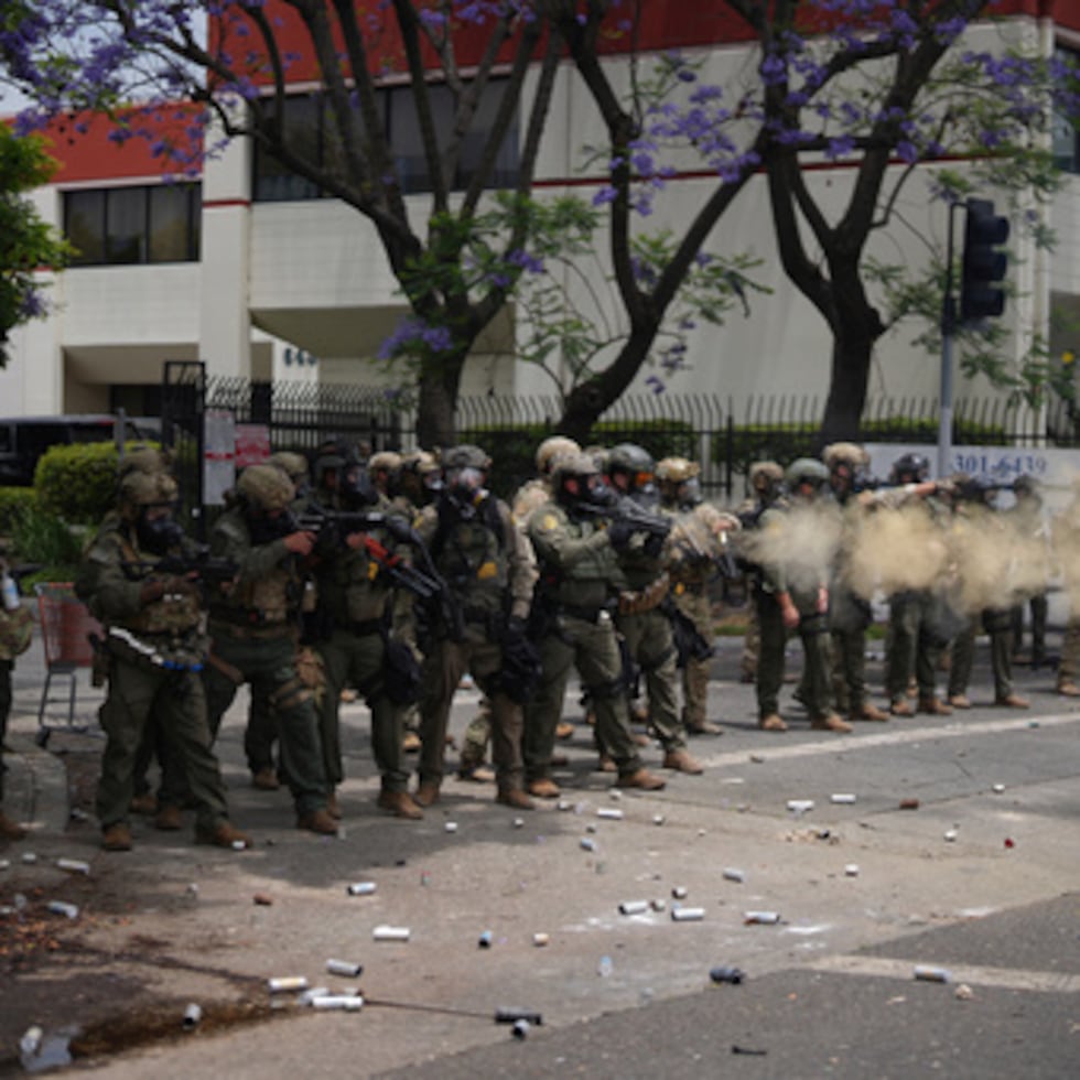 Personal de la Patrulla Fronteriza despliega gases lacrimógenos durante una manifestación en Paramount, California.