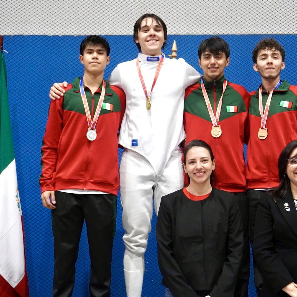 Connor Woodward (de blanco) ganó oro en sable juvenil.