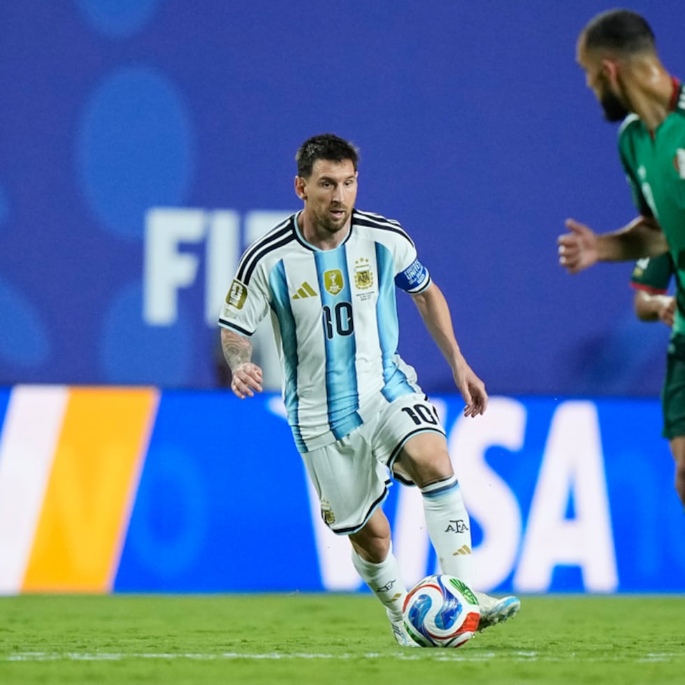 Lionel Messi en acción durante el choque ante Argelia.