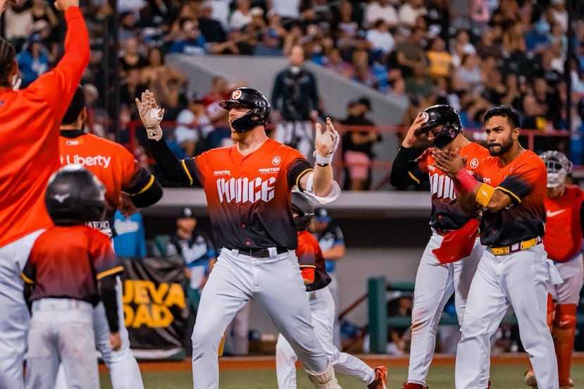 William Simoneit es todo emoción luego de pegar un grand slam que inicialmente fue cantado foul.