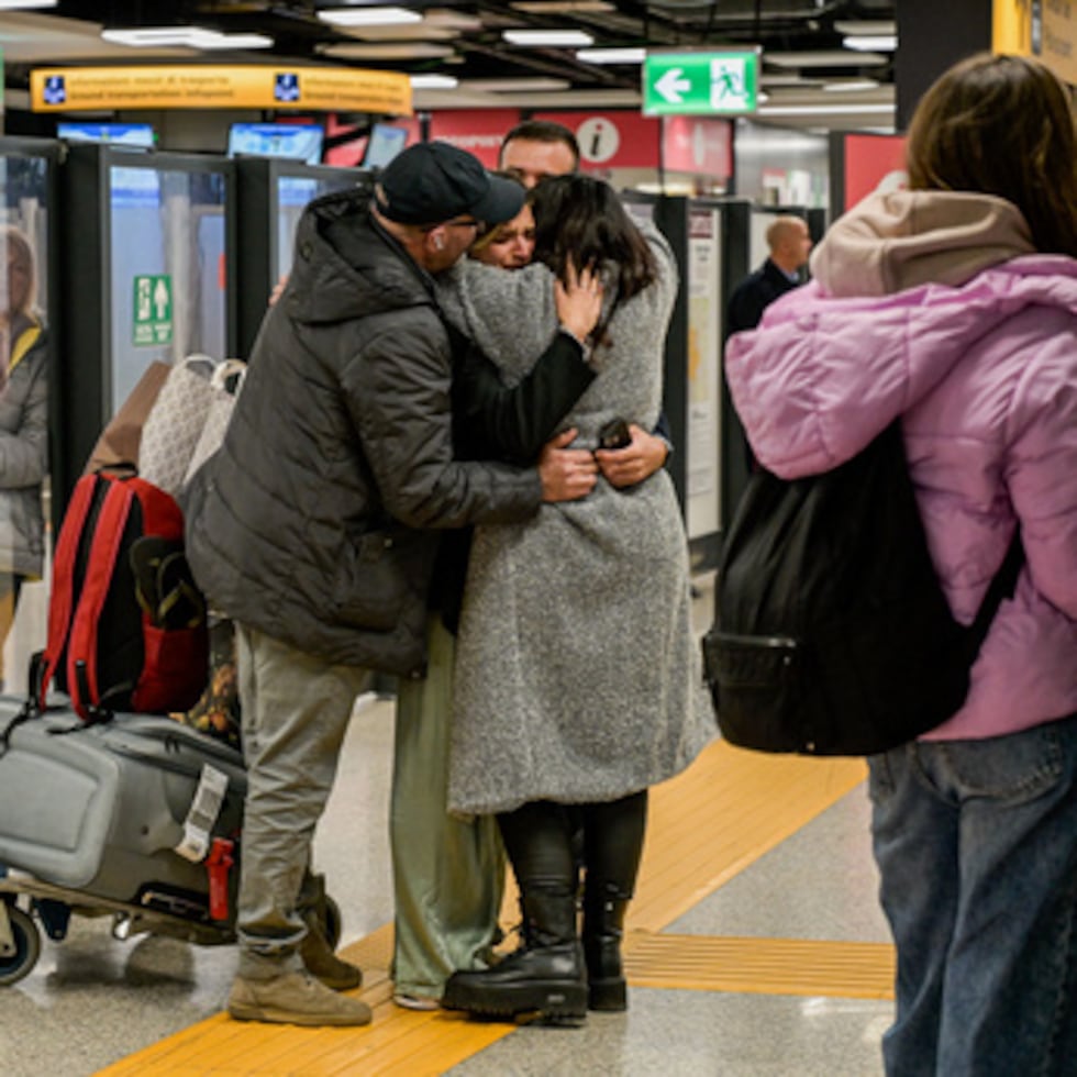 Pasajeros de un vuelo procedente de Abu Dabi aterrizan en el aeropuerto de Fiumicino, en Roma, Italia.