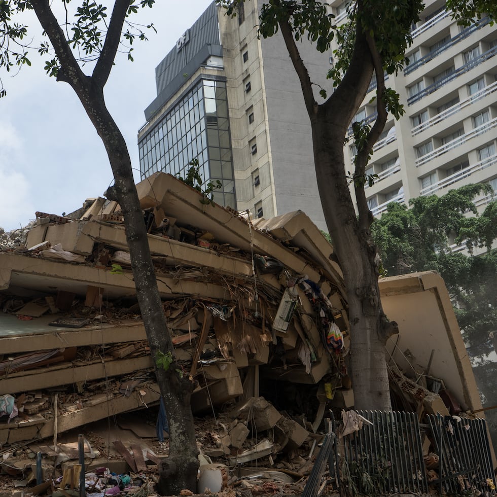 Fotografía que muestra un edificio derrumbado por terremotos este jueves, en el municipio Chacao en Caracas.