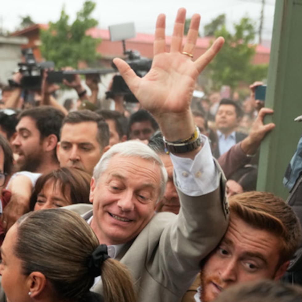José Antonio Kast, candidato presidencial del Partido Republicano, llega a votar durante la segunda vuelta de las elecciones presidenciales en Santiago, Chile, el domingo 14 de diciembre de 2025. (Foto AP/Matias Delacroix)
