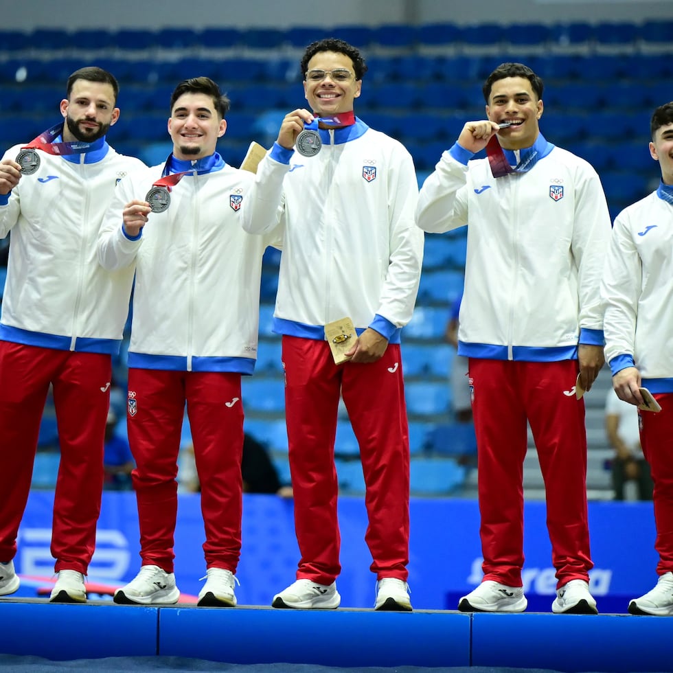 Los gimnastas puertorriqueños posan con sus medallas de plata tras subir al podio en la competencia por equipos.