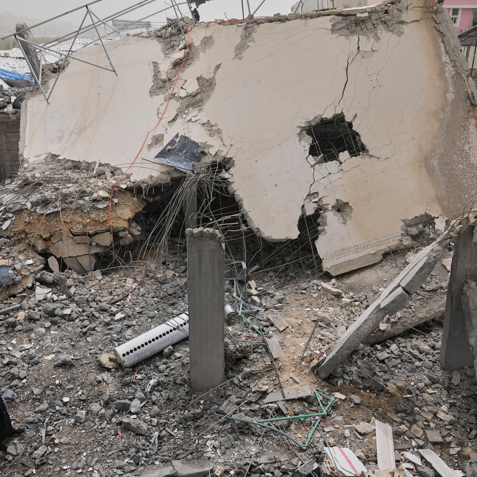 Una mujer revisa una casa destruida tras ser alcanzada por un ataque israelí en la localidad de Saksakiyeh, en el sur de Líbano.