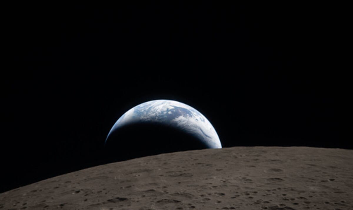 Los astronautas del Artemis II canalizan el Apolo 8 con una impactante foto de la Tierra