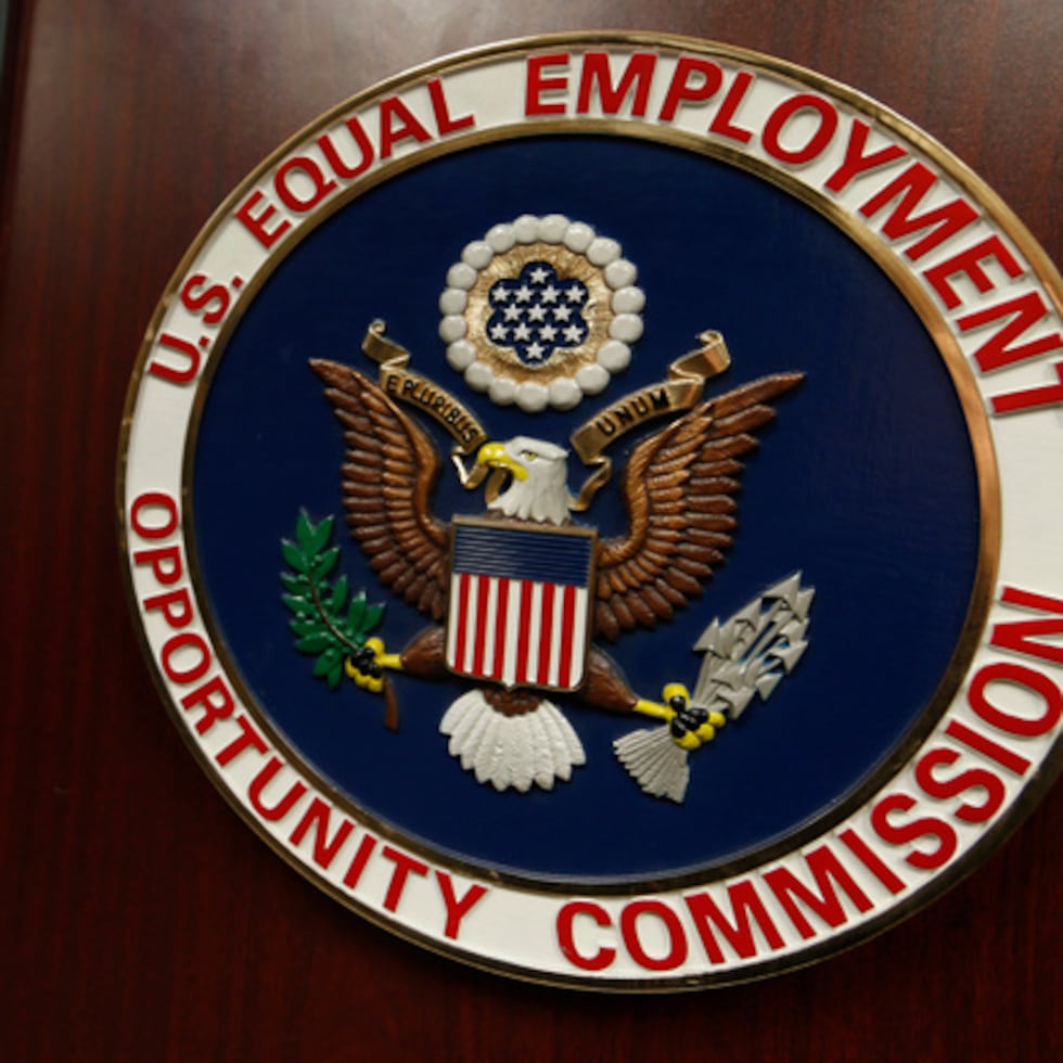 La Comisión para la Igualdad de Oportunidades en el Empleo de Estados Unidos presentó la demanda en nombre de un empleado varón de Coca-Cola Beverages Northeast.