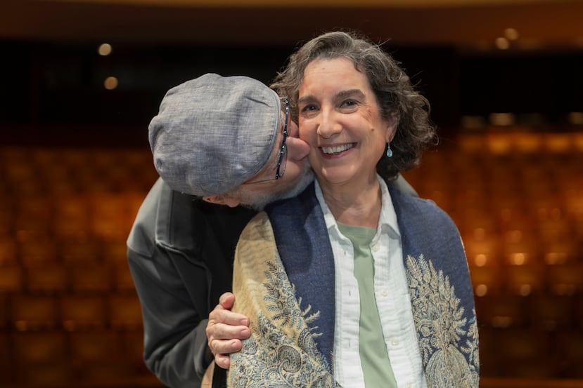 Zoraida Santiago, recibiendo un beso de su esposo Quique Benet, prepara un gran concierto en la Sala de Teatro René Marqués del Centro de Bellas Artes de Santurce.