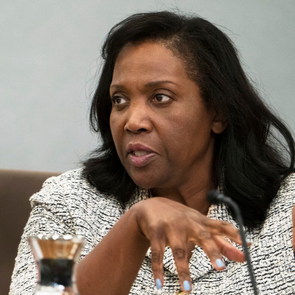 El anuncio se produjo días después de que Cook aseguró que no dejaría su cargo a pesar de que Trump había pedido previamente su renuncia.