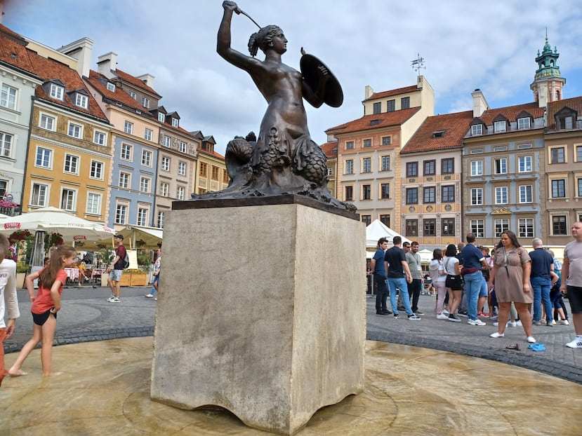 Plaza en el centro de la zona antigua de Varsovia.