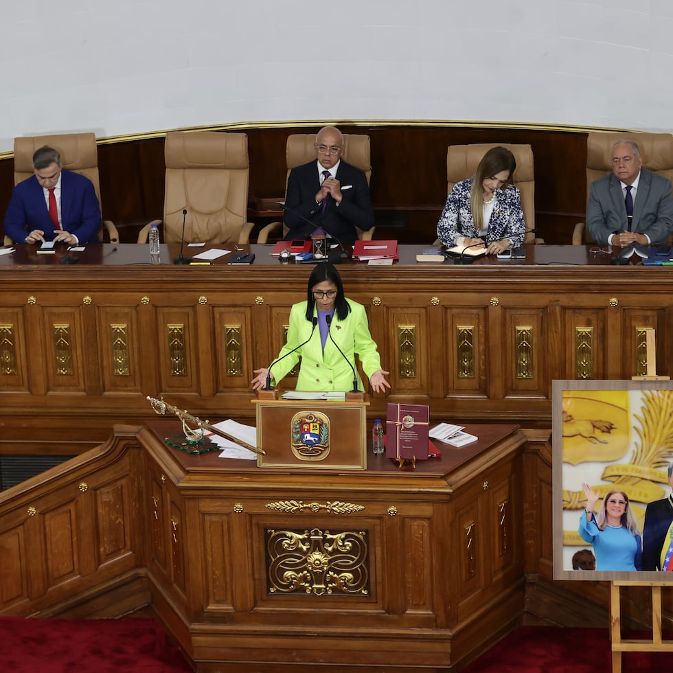 Foto de archivo de la presidenta encargada de Venezuela, Delcy Rodríguez (abajo), habla junto al fiscal general de Venezuela, Tarek William Saab (i-arriba), el presidente de la Asamblea Nacional, Jorge Rodríguez (2-i), la presidenta del Tribunal Supremo de Justicia, Caryslia Beatriz Rodríguez Rodríguez (2-d) y el presidente del consejo nacional electoral, Elvis Amoroso en Caracas (Venezuela). EFE/ Ronald Peña R.