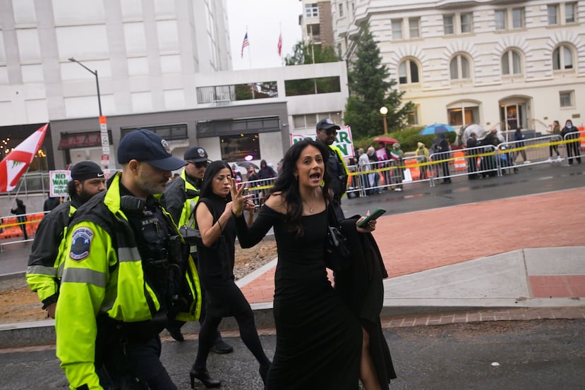 Una mujer es escoltada fuera de la cena de corresponsales de la Casa Blanca, el sábado 25 de abril de 2026, en Washington. (Foto AP/Rod Lamkey, Jr.)