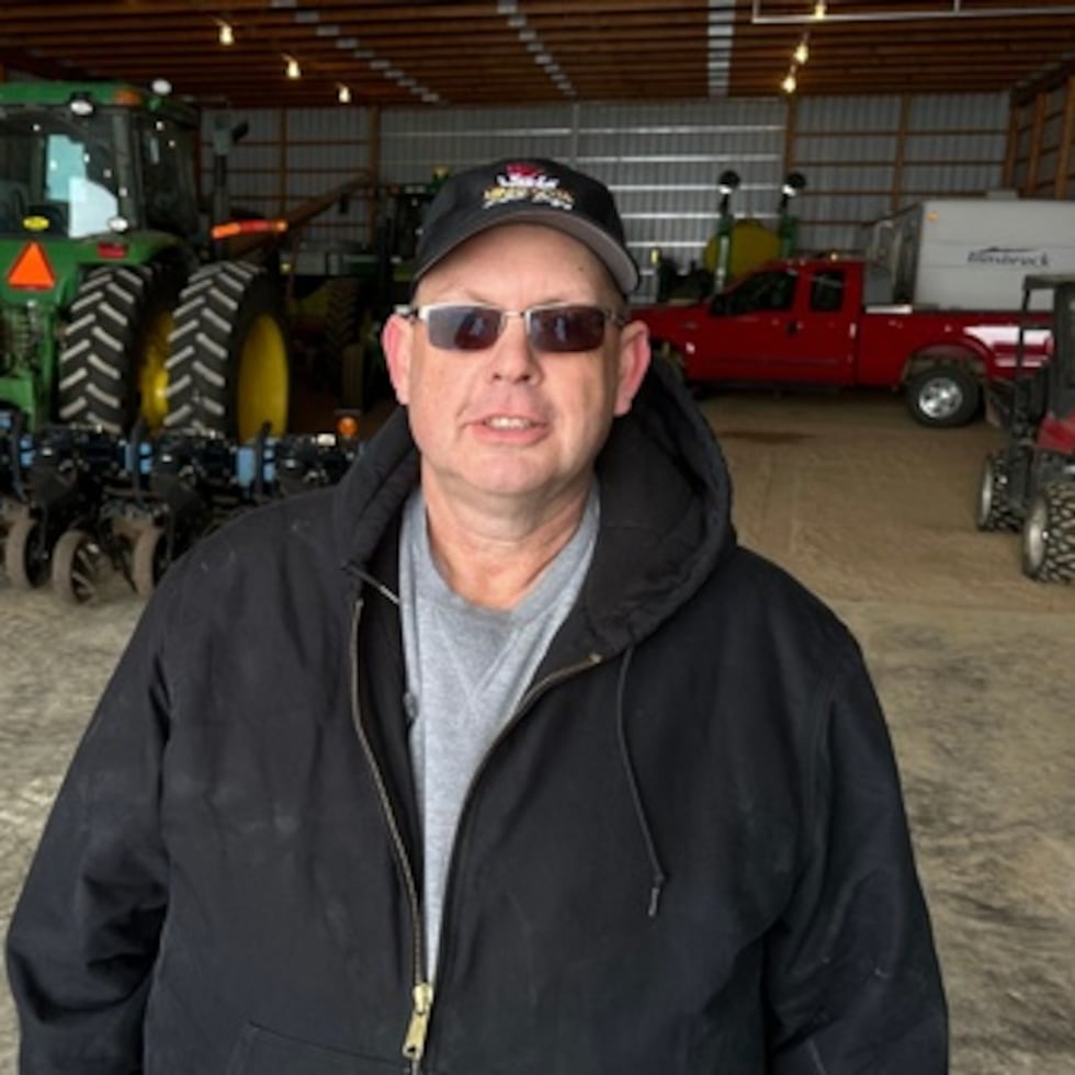 Charlie Radman, agricultor de maíz y soja, posa para una foto en las tierras que su familia posee desde 1899, cerca de Randolph, Minnesota. (AP Photo/Mark Vancleave)