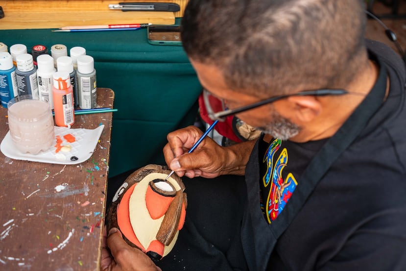 El artesano Teddy Vázquez trabajando una de sus obras en edición 56 de las Fiestas de la Calle San Sebastián.