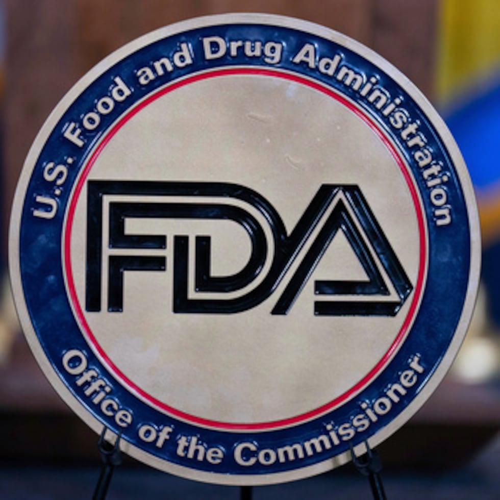 La Administración de Alimentos y Medicamentos advirtió del retiro de una fórmula infantil en polvo que es vinculada con el botulismo.