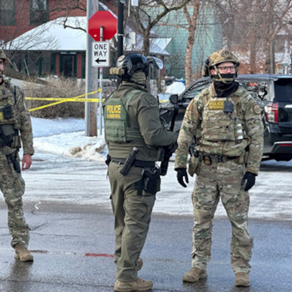 Agentes federales de la ley de pie cerca de un control de carretera en Portland Avenue y East 32nd Street, miércoles, 7 de enero 2026.
