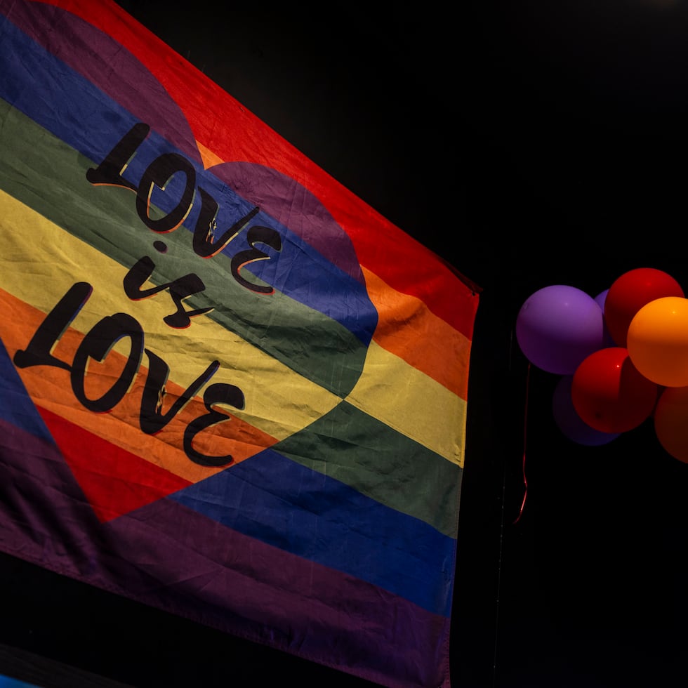 En la imagen, parte de la decoración en Tía María Liquor Store, espacio seguro para la comunidad LGBTQ+ en Santurce.