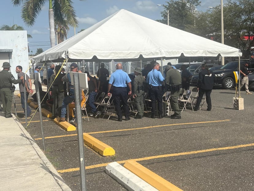 Los arrestados fueron llevados a algunas comandancias, como la de Ponce que se muestra en la foto, donde magistrados procesaron el diligenciamiento de las órdenes de arresto.