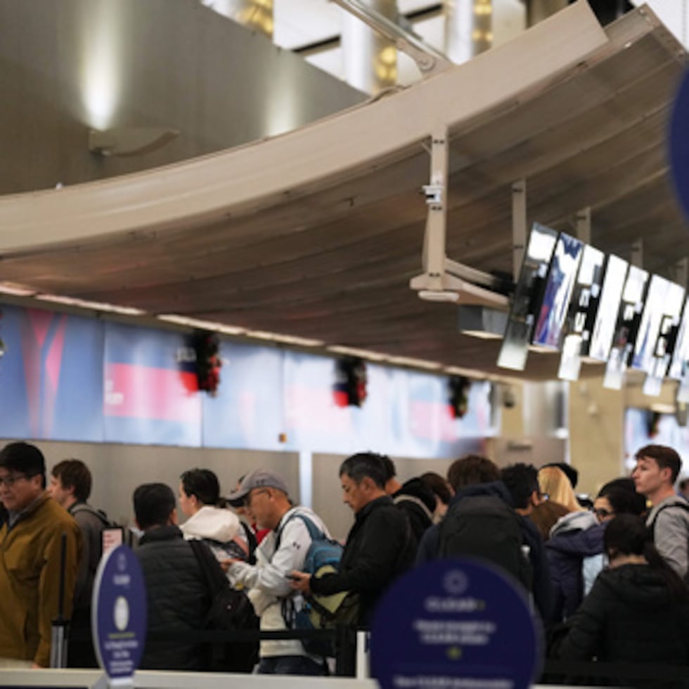 El anuncio se refiere a los viajeros de más de tres docenas de países que participan en el Programa de Exención de Visado y envían su información al Sistema Electrónico de Autorización de Viaje (ESTA, en inglés), que los examina automáticamente y luego les aprueba el viaje a Estados Unidos.