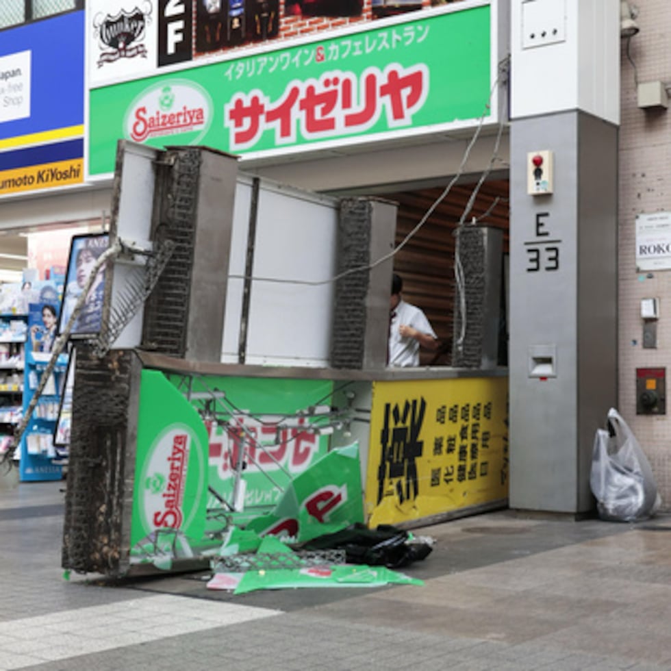 El letrero de un restaurante yace en el suelo tras un terremoto en Kumamoto.