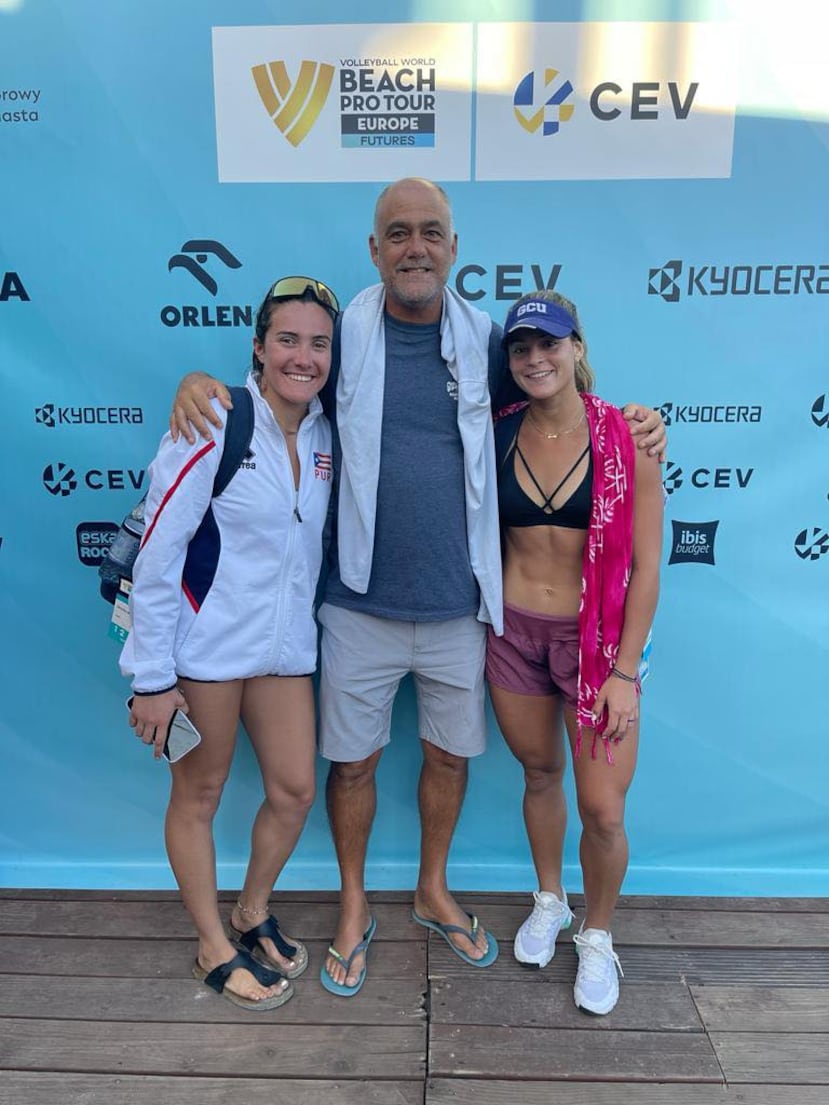 Angel "Cholo" Peña, al centro, junto a Allanis Navas y María González.