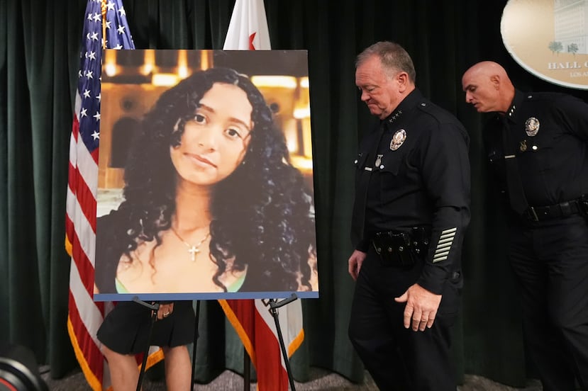 El jefe del LAPD, Jim McDonnell, camina junto a una imagen de Celeste Rivas Hernandez el lunes 20 de abril de 2026 en Los Angeles, tras una conferencia de prensa sobre el caso del cantante D4vd.