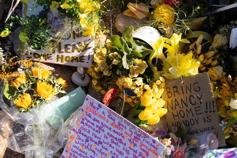ARCHIVO - Una colección de flores amarillas y notas se encuentra en la casa de Nancy Guthrie, la madre desaparecida de Savannah Guthrie, presentadora del programa "Today", en Tucson, Arizona, el 6 de marzo de 2026. (Foto AP/Rebecca Noble, Archivo)