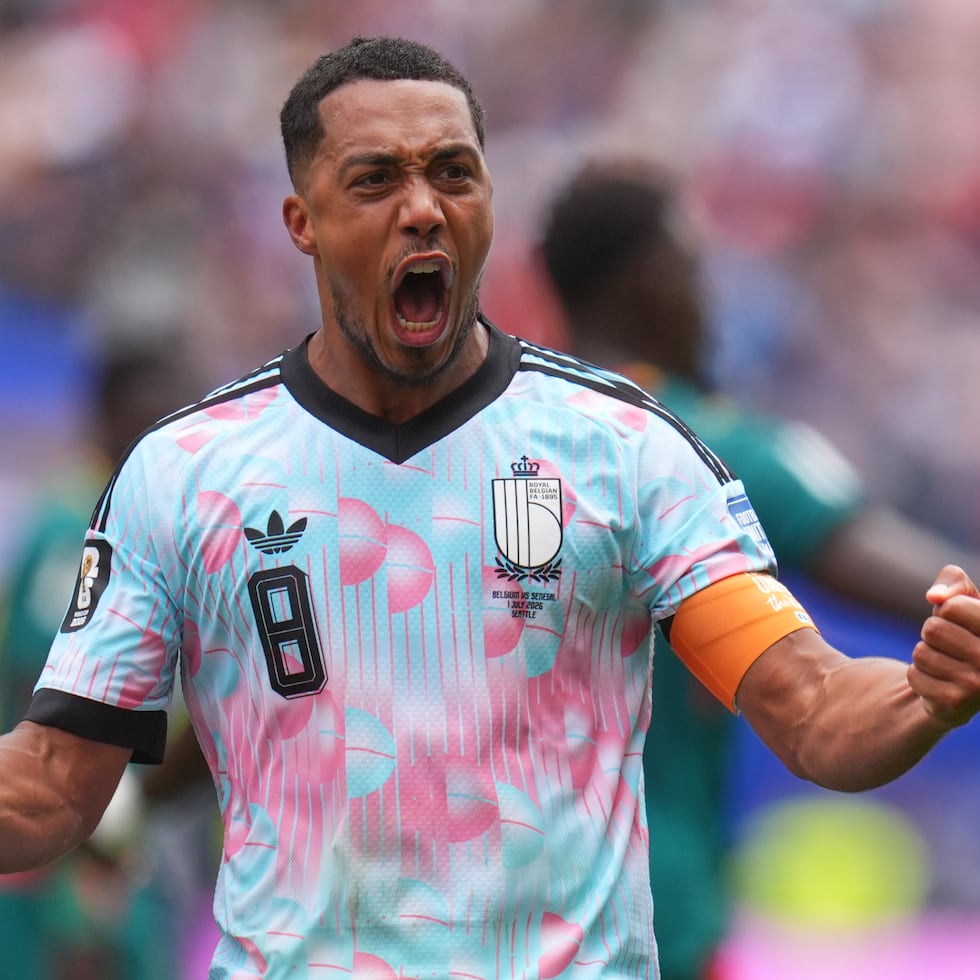 El belga Youri Tielemans (8) celebra después de anotar el segundo gol de su equipo durante el partido ante Senegal por los dieciseisavos de final del Mundial, el miércoles 1 de julio de 2026, en Seattle. (AP Foto/Manu Fernandez)