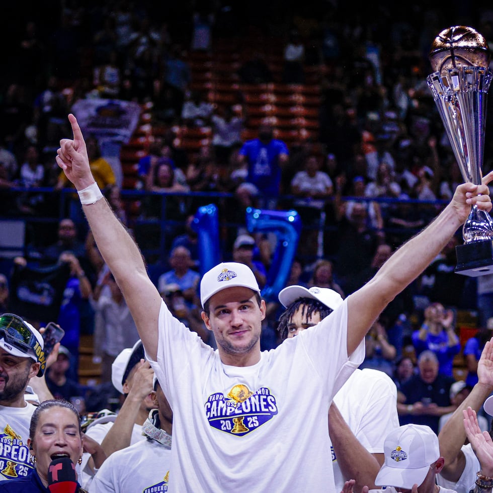 El italiano Danilo Gallinari alza el premio de Jugador Más Valioso de la final con los Vaqueros.