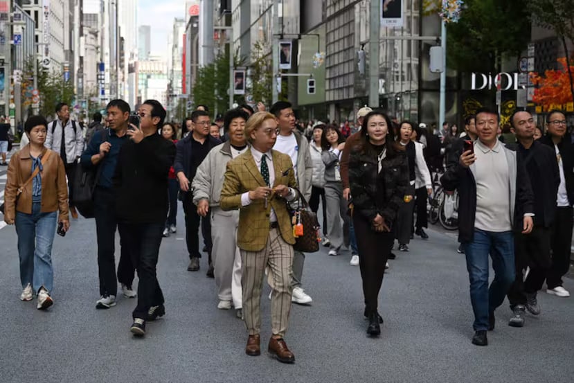 Un grupo de turistas chinos pasea por el distrito comercial de Ginza en Tokio el 16 de noviembre de 2025.