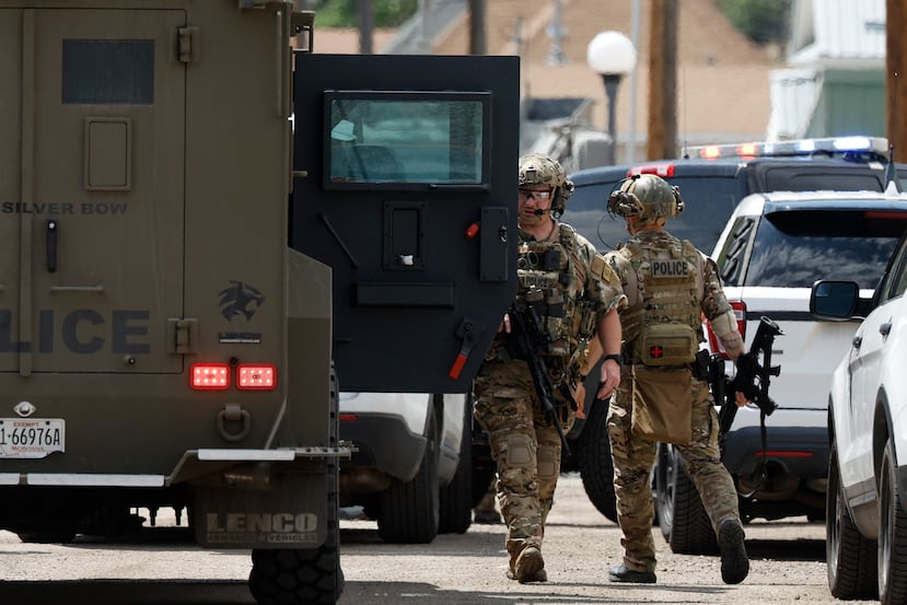 Personal policial responde a un tiroteo reportado en Anaconda, Montana.