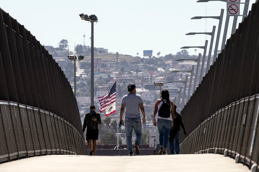Inmigrantes cruzan un puente desde México hacia Estados Unidos, en una fotografía de archivo. EFE/Etienne Laurent