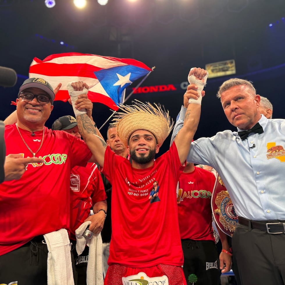 El boricua Oscar "El Pupilo" Collazo celebra después de retener sus títulos peso mínimo de la OMB y la AMB ante Jesús Haro.