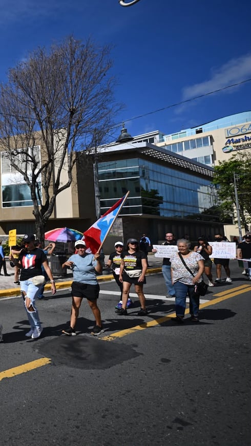Desde temprano este sábado, ciudadanos llegaron a la sede de LUMA Energy, en Santurce, a protestar por el alto costo energético.
