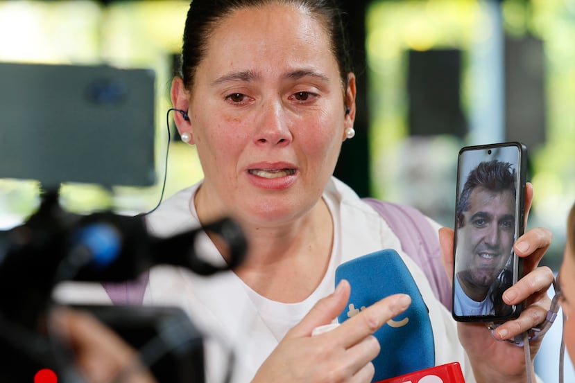 Ana, familiar de uno de los viajeros, atiende a los medios en Sevilla.