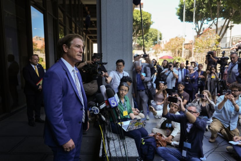 El fiscal del condado de Los Ángeles, Nathan Hochman, habla con los periodistas en Los Ángeles el martes 21 de julio de 2026 sobre el caso de David Anthony Burke, conocido como D4vd, acusado de matar a una niña de 14 años cuyo cuerpo desmembrado fue hallado en su coche. (Foto AP/Jae C. Hong)