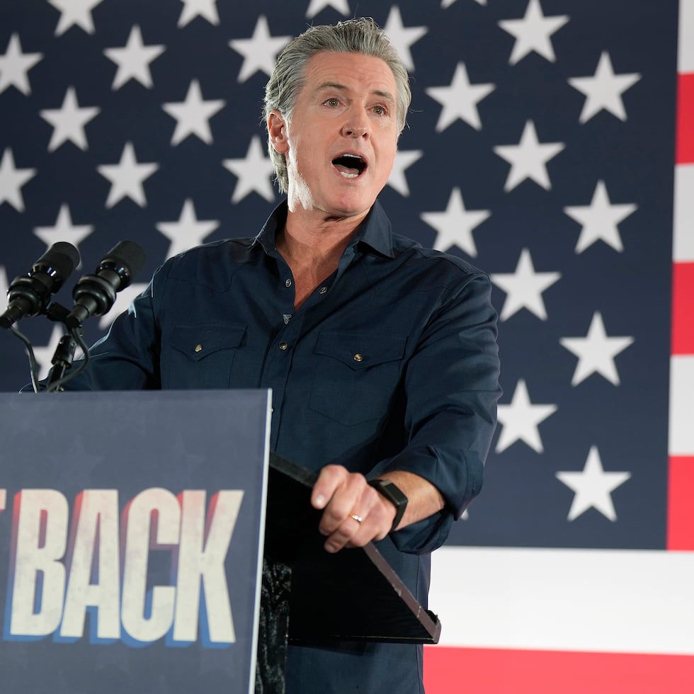 El gobernador de California, Gavin Newsom, habla durante un mitin.