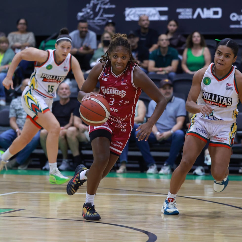 Las Gigantes de Carolina extendieron a cuatro su racha de victorias tras imponerse, 79-59, a las Pollitas de Isabela. En la foto, Charity Harris.