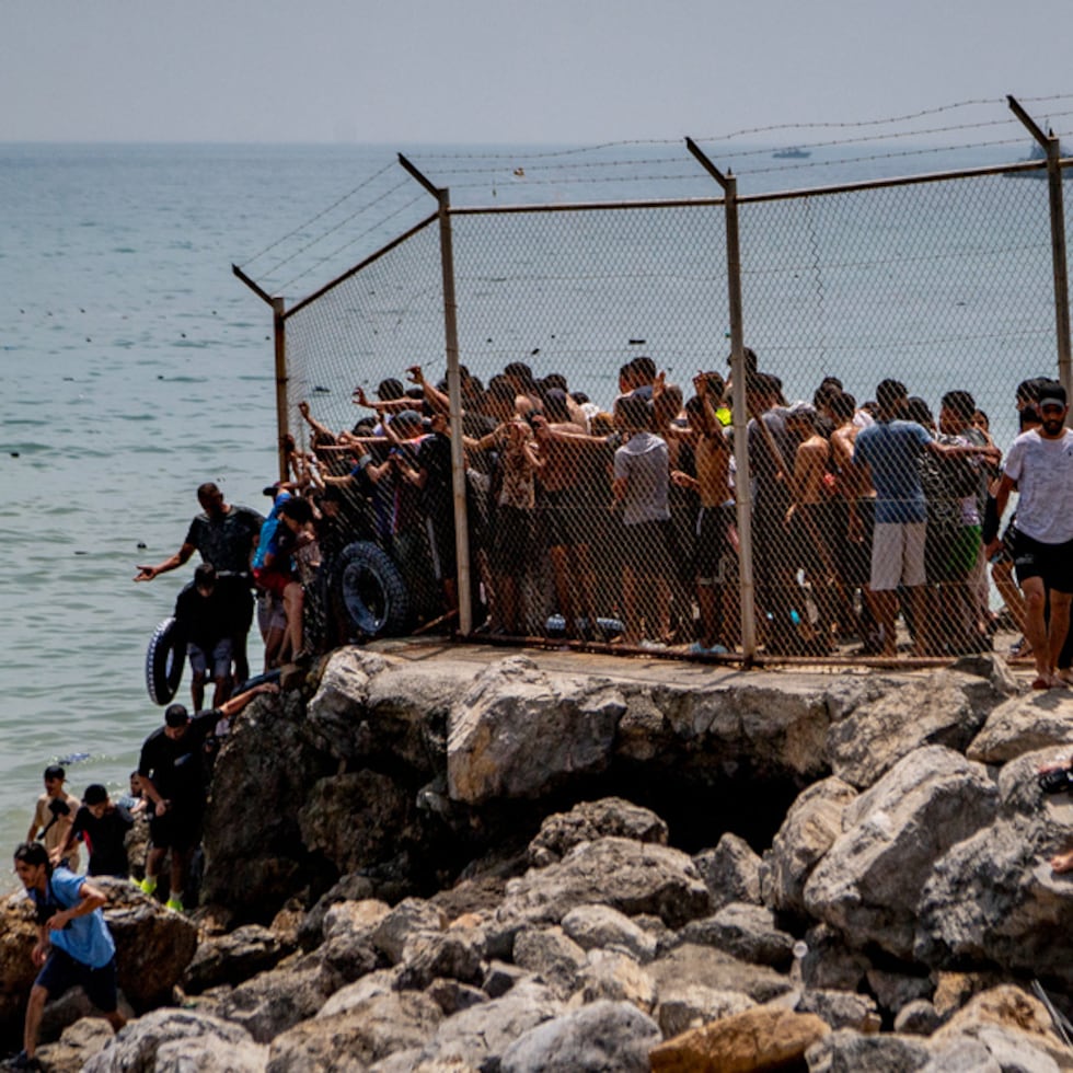 Miles de inmigrantes irrumpieron el jueves en el diminuto territorio español de Ceuta provenientes de Marruecos.
