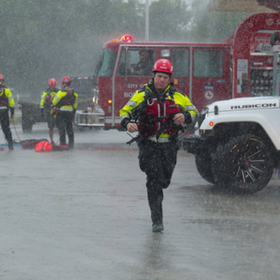 Miembros del Cuerpo de Bomberos de Boerne se preparan para llevar a cabo un rescate acuático.