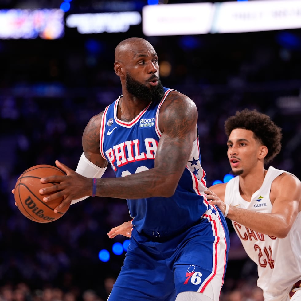 El jugador de los 76ers de Filadelfia, LeBron James, a la izquierda, intenta superar a Tyrese Proctor, de los Cavaliers de Cleveland, durante la primera mitad de un partido de básquetbol de la NBA, el jueves 22 de octubre de 2026, en Filadelfia. (Foto AP/Matt Slocum)