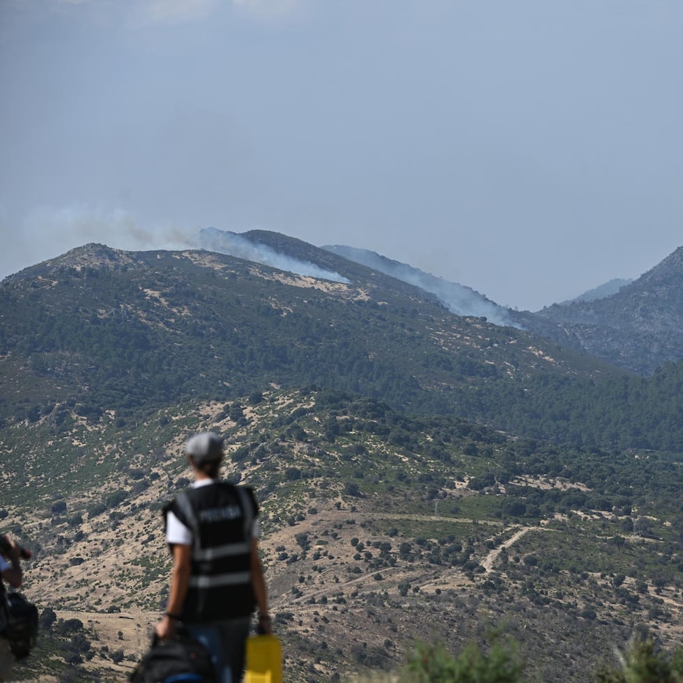 Vista del incendio de la sierra oeste de la Comunidad de Madrid desde la localidad de Robledo de Chavela. Las llamas siguen devorando parte de la Comunidad de Madrid y la provincia de Ávila en unos incendios extremos, que han consumido ya unas 20,000 hectáreas y han obligado a desalojar o confinar a 60,000 personas mientras avanzan sin control.