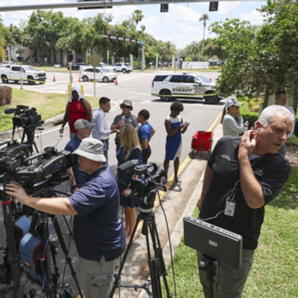 Miembros de los medios de comunicación documentan a detectives y agentes de la Oficina del Sheriff del Condado de Hillsborough mientras investigan dentro de la subdivisión de Lake Forest de Tampa, Florida.