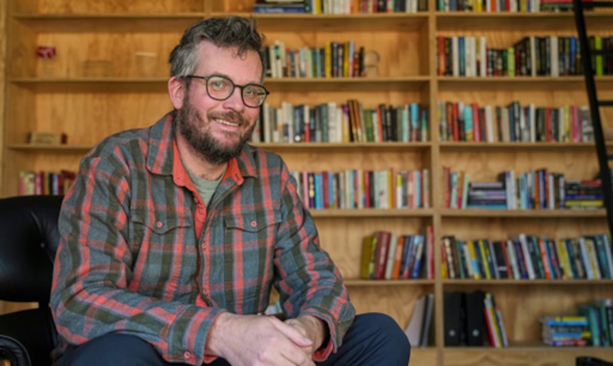 John Green da el salto a las novelas para adultos con “Hollywood, final”
